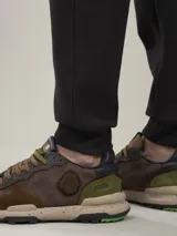 Pantalón de jogging negro con cintura elástica y cordón ajustable.