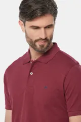 Remera polo color bordó de piqué liso, con cuello en rib y botones personalizados.