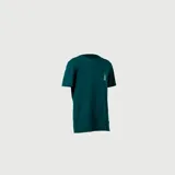 Remera verde petróleo con estampado pequeño de un faro en el pecho. Corte clásico y cuello redondo.