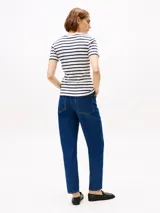 Remera blanca a rayas horizontales azul marino, de corte slim y cuello redondo.