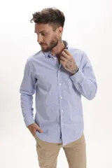 Camisa celeste a rayas verticales, de corte clásico, con cuello abotonado y mangas largas.