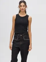 Musculosa crop negra de algodón con textura acanalada y cuello redondo con puños ribeteados. Presenta un pequeño logo bordado en el centro del pecho.