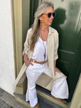Pantalón blanco de algodón con lycra, estilo sastrero y corte acampanado.