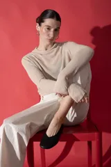 Chatas negras de cuero vacuno, con punta fina y taco bajo de 1.2 cm.