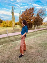 Pantalón cargo de cuero color suela, con tiro medio, corte suelto y pespuntes blancos en contraste.