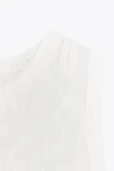 Top blanco de cuello redondo y sin mangas, con bordados florales a tono y bajo asimétrico.