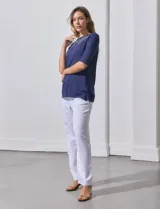Remera azul con mangas 3/4 y detalle bordado en el escote.