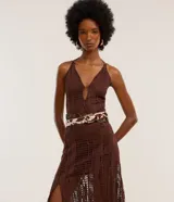 Vestido largo marrón de malla de poliéster con elastano, escote halter, espalda abierta, breteles finos y textura agujerada con forro.