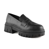 Zapato mocasín de cuero negro con plataforma track.