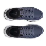 Championes Under Armour Charged Edge color azul con detalles en negro y logo en el lateral. Suela blanca con detalles en negro. Diseñados para entrenar tanto dentro como fuera del gimnasio. Charged Cushioning® protege contra impactos, los revestimientos de cuero brindan un ajuste estable y la parte superior de malla es ligera y transpirable.