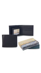 Billetera de cuero color negro, con interior liso y visor para tarjetas. Cuenta con espacio para 12 tarjetas y compartimento para billetes con cierre interno.