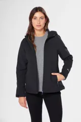 Campera azul marino de neopreno con capucha y forro interior de micropolar. Tiene bolsillos delanteros y en el pecho con cierre metálico personalizado.