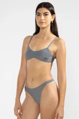 Conjunto de bikini con corpiño de corte clásico y bombacha tipo tanga, ambos con textura acanalada en color gris.