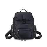 Mochila negra de nylon con tapa y broche metálico. Tiene apertura superior con broche, bolsillos internos, bolsillo con cierre metálico al frente y laterales. Tiene asas rígidas de mano y correas regulables para colgar en la espalda.