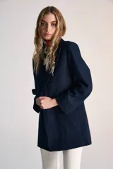 Blazer azul con sutiles cuadros en tonos azules, solapa tipo smoking y detalle de strass sobre la solapa.