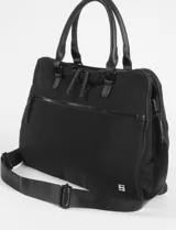 Maletín tipo cartera o bolso de mano color verde oliva, confeccionado en poliéster. Presenta dos asas superiores de cuero sintético negro y una correa ajustable y desmontable para llevar al hombro. Cuenta con cierres frontales y laterales en negro, y un pequeño dije metálico con logo en la parte inferior frontal.