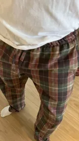 Pantalón de pijama de franela con diseño escocés, elástico en la cintura y dos bolsillos.