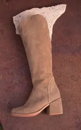 Botas altas color camel de gamuza con taco bloque y cierre lateral.