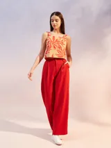 Musculosa blanca de lino con breteles anchos y escote cuadrado.