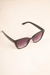 Lentes de sol de diseño moderno, con montura negra y lentes degradados.