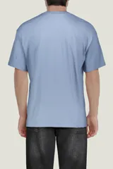 Remera negra de algodón con cuello redondo y mangas cortas.