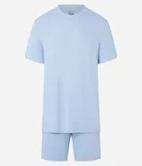 Conjunto de pijama corto celeste, confeccionado en viscosa canelada. Incluye remera de mangas cortas con cuello redondo y bermuda con cintura elástica.