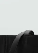 Bolso shopper grande de cuero negro, con doble asa de mano y asa de hombro. Tiene cierre magnético y forro interior.