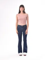 Pantalón de jean celeste, de corte oxford, tiro medio y calce ajustado en la parte superior.