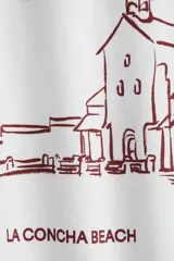 Remera blanca de corte holgado en punto de algodón con estampado de la ciudad de San Sebastián, España.