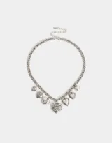 Collar corto dorado con cadena de eslabones y dijes colgantes de corazones con diferentes diseños.