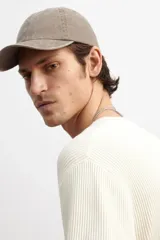 Remera color crema de punto acanalado suave de mezcla de algodón y viscosa. Tiene cuello redondo y mangas cortas con ribete acanalado fino en cuello, puños y bajo.