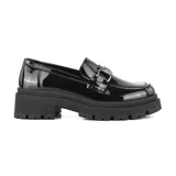 Zapato de charol negro con plataforma y detalle de hebilla, diseñado para un look casual y cómodo.