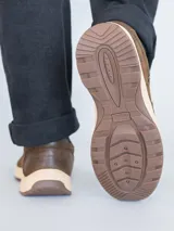 Zapato casual Hush Puppies modelo Consin, color marrón, de cuero, con cuello acolchado y sistema de calce slip on.