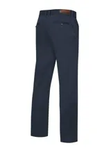 Pantalón chino de hombre color azul marino, corte slim fit, con bolsillos laterales y traseros. Cierre con botón y cremallera.