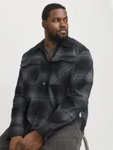 Sobrecamisa de manga larga a cuadros grises y negros, con cuello clásico, cierre frontal con botones y dos bolsillos de parche en el pecho.