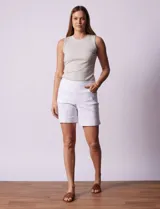 Short negro de gabardina elastizada con pretina ancha y bolsillos delanteros.