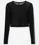 Blusa cropped de tul negro, con cuello redondo y mangas largas.
