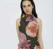 Top halter estampado multicolor con cuello alto y espalda descubierta.
