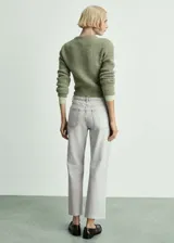 Pantalón de jean celeste claro, de corte recto, tiro medio, cinco bolsillos y bajo deshilachado.