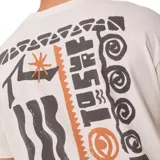 Remera beige de manga corta con cuello redondo y logo estampado en el pecho.