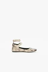 Balerinas bajas de cuero con estampado de reptil, doble tira de ajuste en los tobillos con remaches de níquel y suela de goma acolchada.