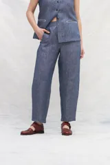 Pantalón de lino color marrón, de corte recto y tiro alto, con cintura elástica y bolsillos laterales.