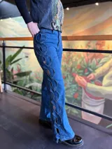 Pantalón de jean azul de tiro medio con diseño trenzado lateral.