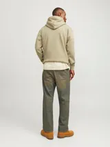 Canguro verde oliva de manga larga con capucha, corte relajado, bolsillo tipo canguro y logo estampado en el pecho.