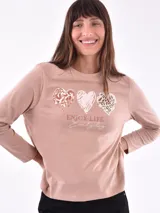 Remera blanca de manga larga con cuello redondo y estampado frontal con la frase "All my love darling" en color celeste.