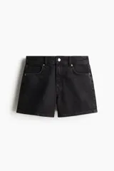 Short de denim negro con cinco bolsillos, cintura estándar con cierre y botón.