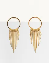 Aros colgantes largos dorados con argolla y barritas de metal.