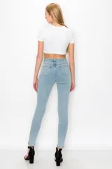 Jean skinny de tiro alto color celeste con strass plateados en la parte delantera.
