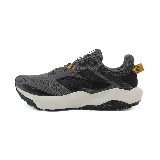 Zapatillas de trail running New Balance, también conocidas como DynaSoft Nitrel v6, diseñadas para ofrecer versatilidad y comodidad tanto en terrenos de sendero como en superficies urbanas. Color gris con detalles en negro y amarillo.