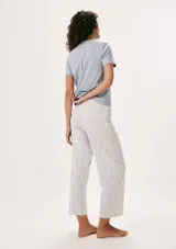Pijama celeste con remera de mangas cortas y pantalón largo a cuadros con estrellas.